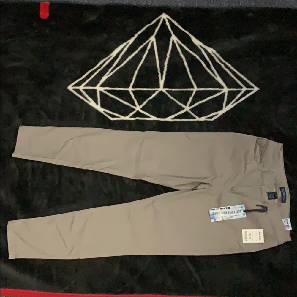 Skinny jeans. Brand new with tags, never worn!